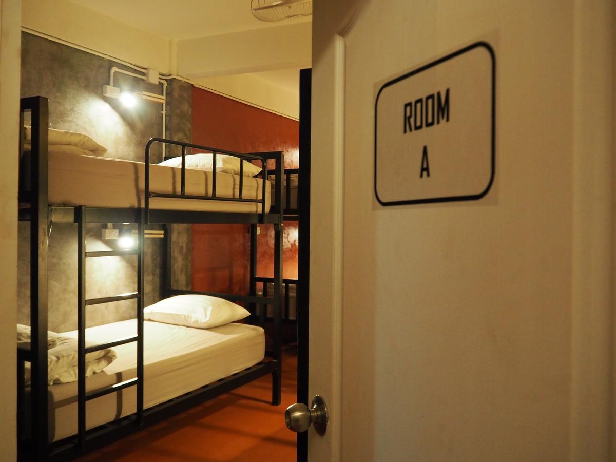 Playground Hostel Bangkok Esterno foto